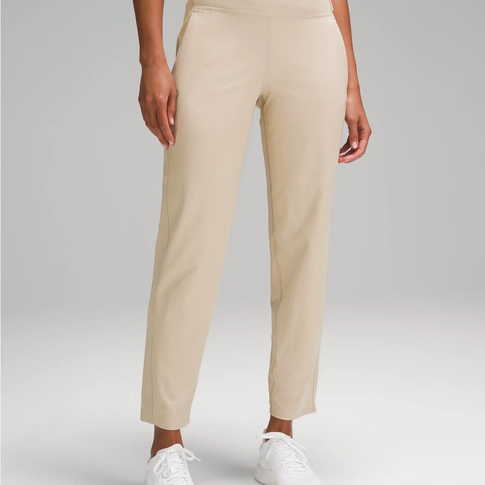 Women's size 4 Lululemon golf athletic workout Beige Pants length 28